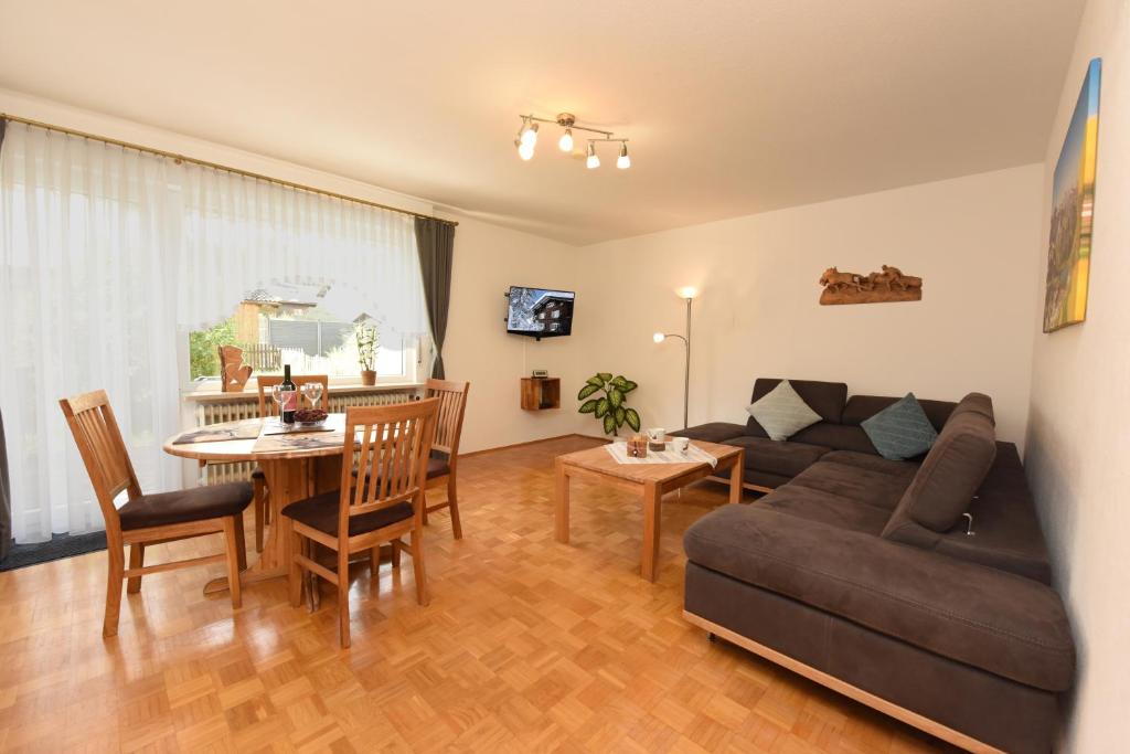 ein Wohnzimmer mit Sofa und Tisch in der Unterkunft Ferienhaus Bergverbunden in Fischen im Allgäu