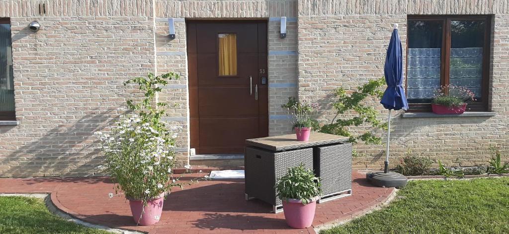 Le Broctia Rose في نامور: منزل به اثنين من النباتات الفخارية أمام الباب