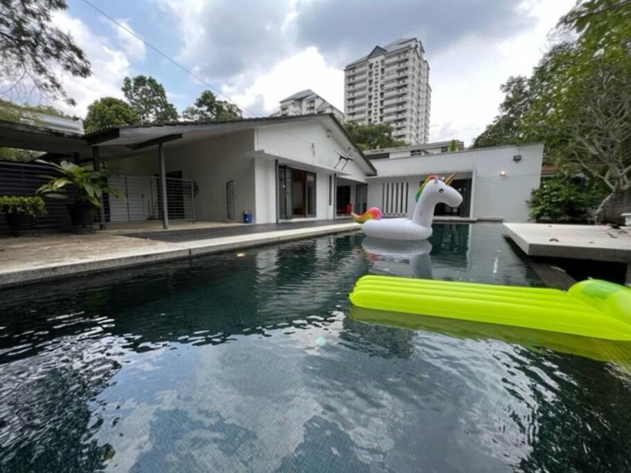- une piscine avec un canard en caoutchouc dans l'eau dans l'établissement Bungalow with Pool Karaoke PJ 12, à Petaling Jaya