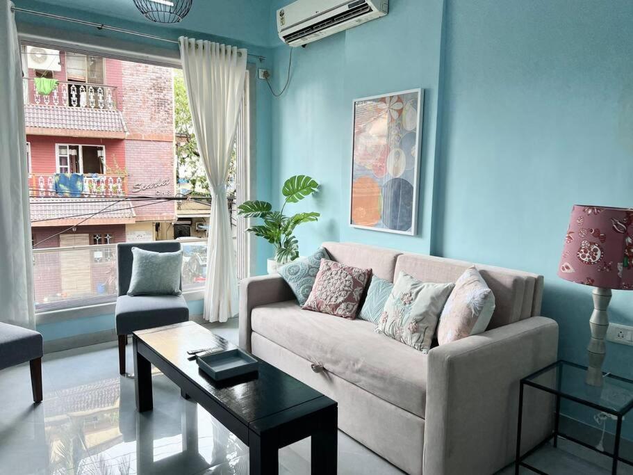 uma sala de estar com um sofá e uma mesa em Angel Views 101, Chapel Road, Bandra West by Connekt Homes em Mumbai