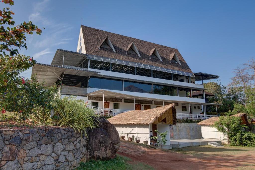 ein Gebäude mit einem Dach darüber in der Unterkunft Thenmala Ecoresort - The First and the Best in Punalūr