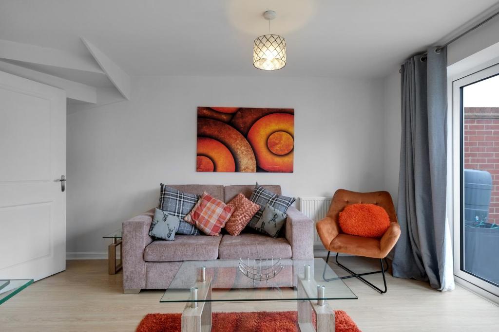 Ferndale Serviced 4 Bedroom 2 Bath house with Parking, Maidenhead