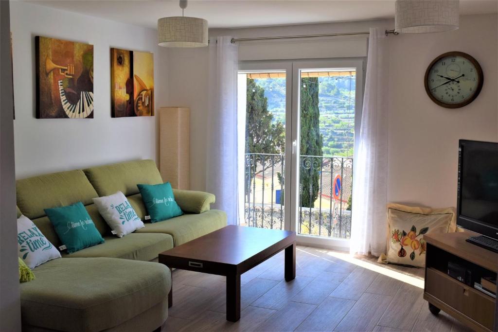ein Wohnzimmer mit einem Sofa und einem Tisch in der Unterkunft La LLar de Julia in Tibi