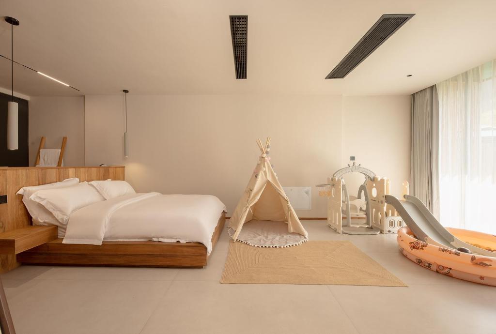 ANNICA Villa - Family Room With Garden View