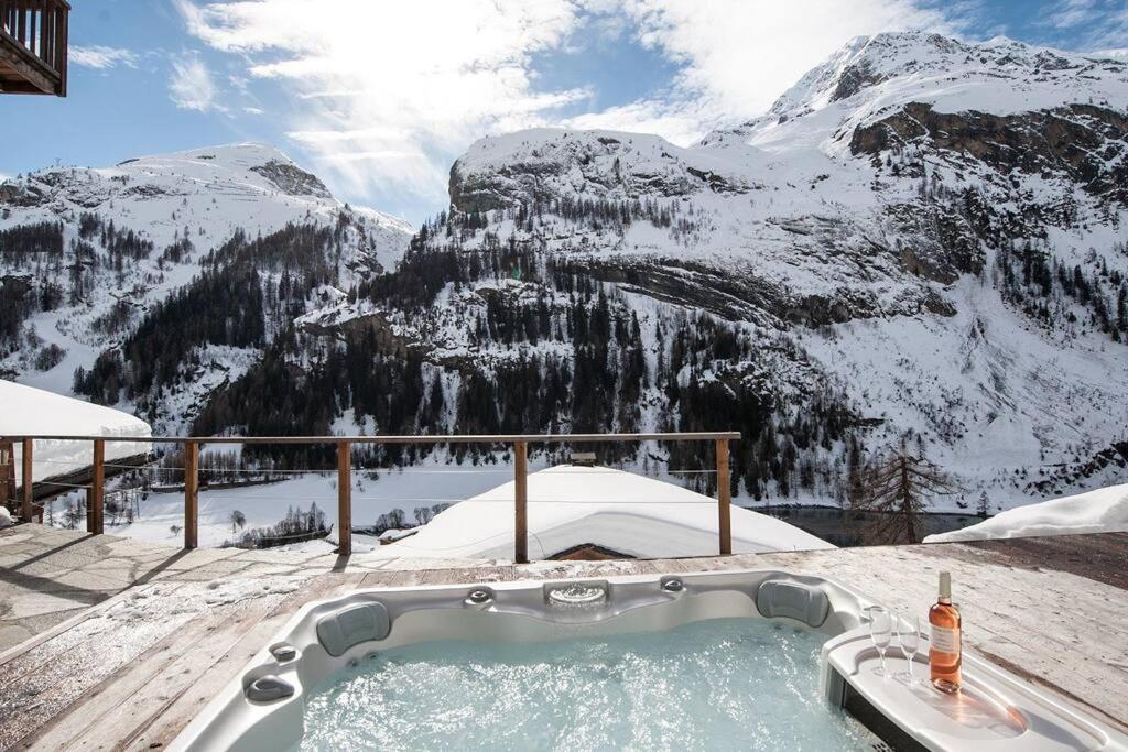 un bain à remous au sommet d'une montagne enneigée dans l'établissement Powder Ridge - 6 bedroom chalet with hot tub, à Tignes