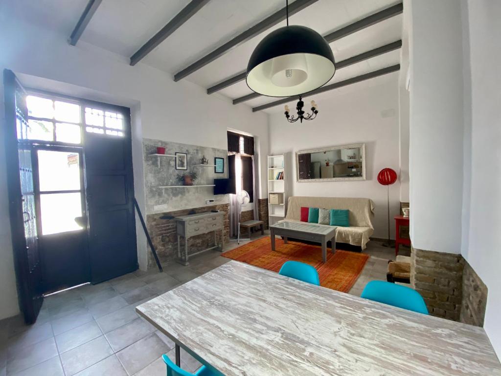 sala de estar con mesa y sillas azules en Tranquilo Apartamento en el corazón del Albaicín, en Granada