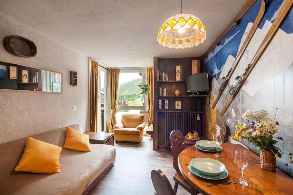ブレウイル・チェルヴィナイアにある[Maska Home Cervinia]のソファとテーブルのあるリビングルーム