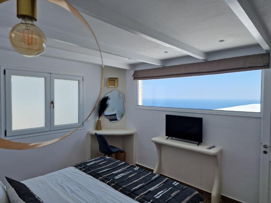 TV a/nebo společenská místnost v ubytování Amerisa Suites & Villa