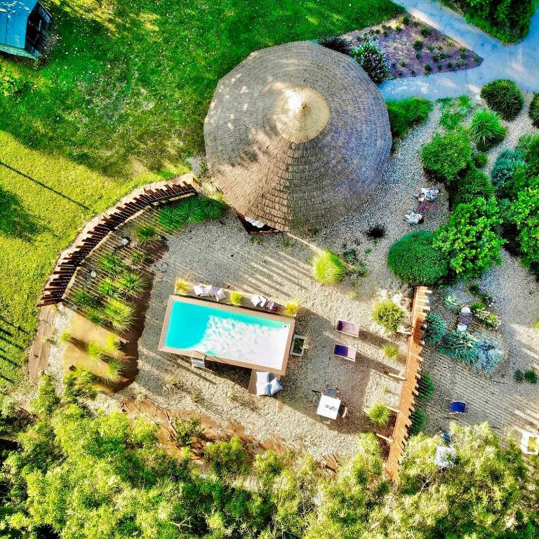 Bazén v ubytování Is Cheas wine farm boutique hotel nebo v jeho okolí