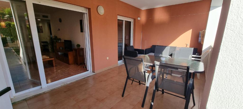 Posezení v ubytování Homes of Spain, Apartamentos Paraíso Vera Playa, Ed Nuku Hiva, Bajo X con PISCINA PRIVADA y jardín privado a PIE de PLAYA , WIFI