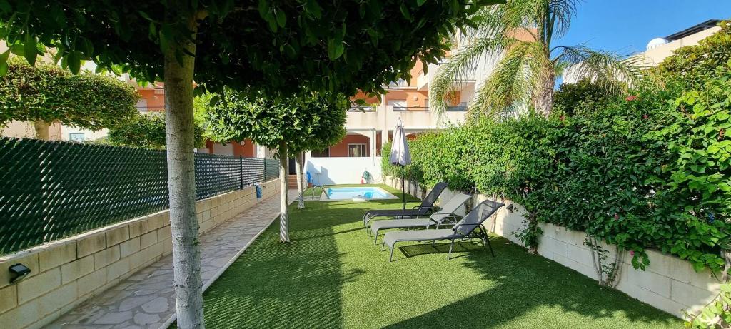 Zahrada ubytování Homes of Spain, Apartamentos Paraíso Vera Playa, Ed Nuku Hiva, Bajo X con PISCINA PRIVADA y jardín privado a PIE de PLAYA , WIFI