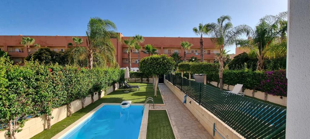 Bazén v ubytování Homes of Spain, Apartamentos Paraíso Vera Playa, Ed Nuku Hiva, Bajo X con PISCINA PRIVADA y jardín privado a PIE de PLAYA , WIFI nebo v jeho okolí