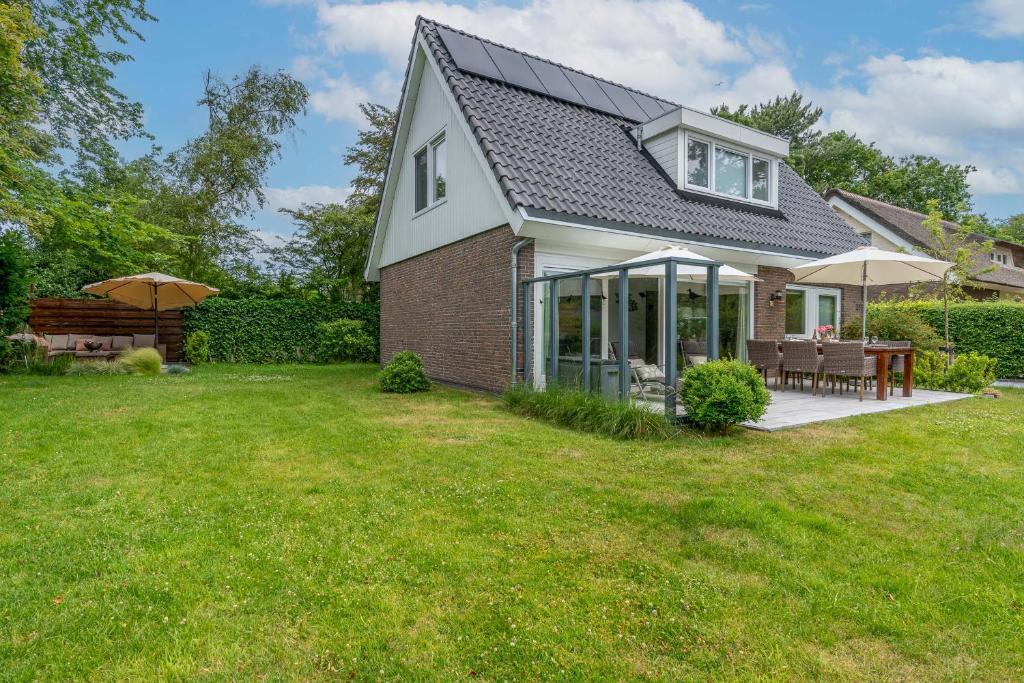 Casa con patio y césped en Landhuis Tempelierweg 23, en Den Burg