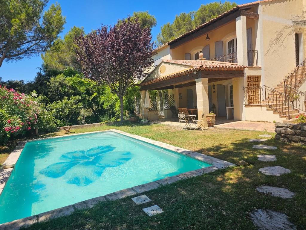 una piscina en el patio de una casa en Villa de 240 m2 au calme avec piscine, en Salon-de-Provence
