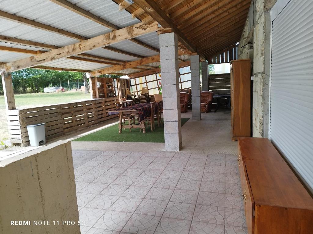 an outdoor patio with a table and chairs at La casa en el campo A 20 minutes de Zoo Beauval &amp; 8 minutes de la flamme olympique à Valençay in Vicq-sur-Nahon