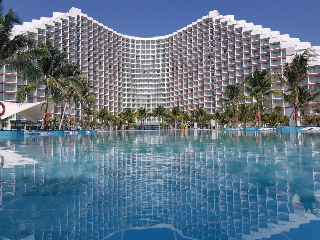 um grande edifício resort com uma grande piscina em The Arena Cam Ranh Resort all Luxury Service em Miếu Ông