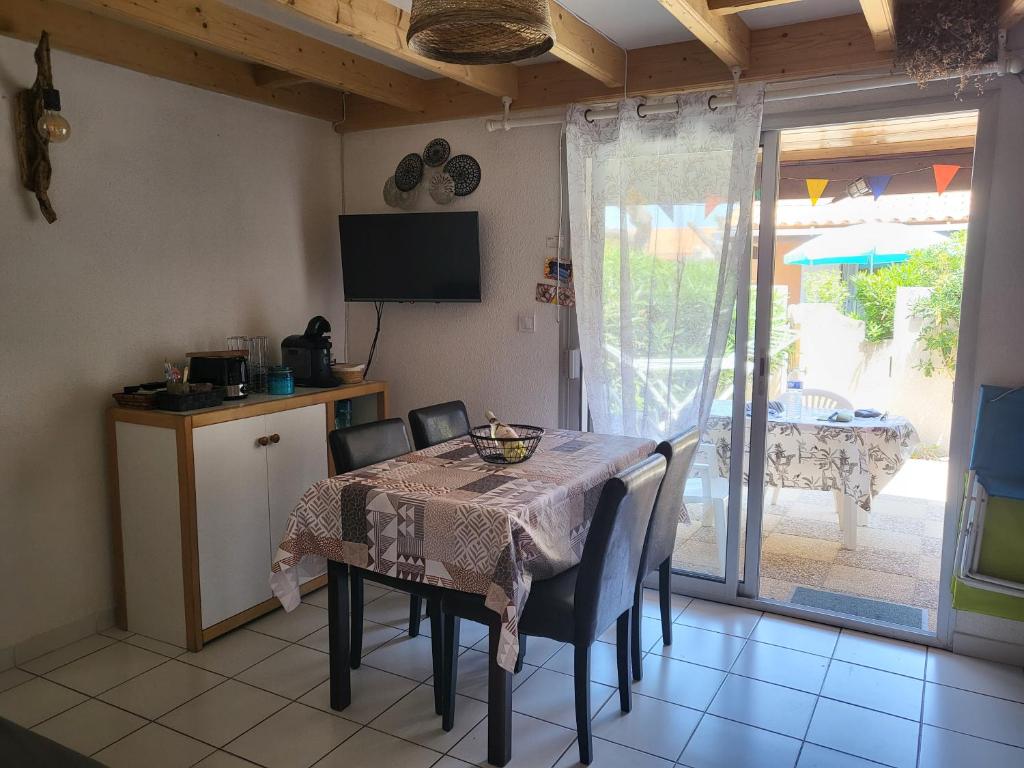 Telewizja i/lub zestaw kina domowego w obiekcie Narbonne-Plage - Pavillon à 300 m de la plage