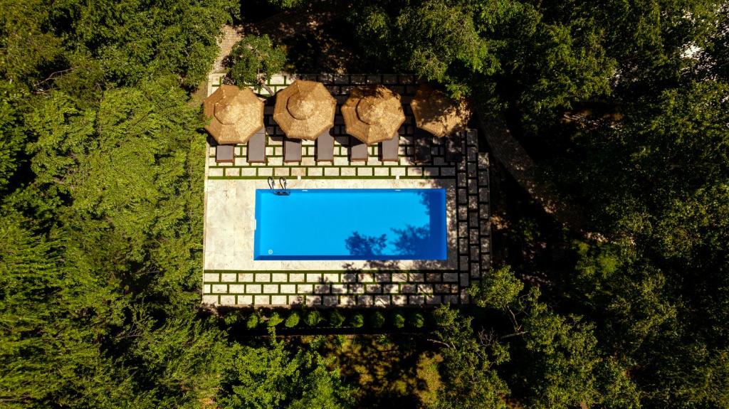una vista aérea de un edificio con una piscina azul en Garden Inn Resort Sevan en Sevan