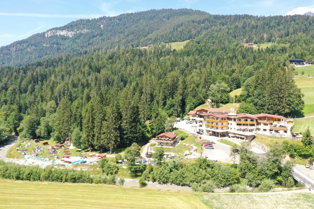 uma vista aérea de um resort nas montanhas em Hotel Berghof em Söll