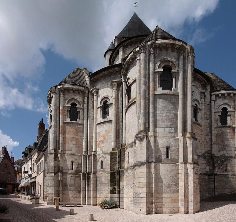 un gran edificio de piedra con una cruz en la parte superior en Le Jasmin en Saint-Aignan