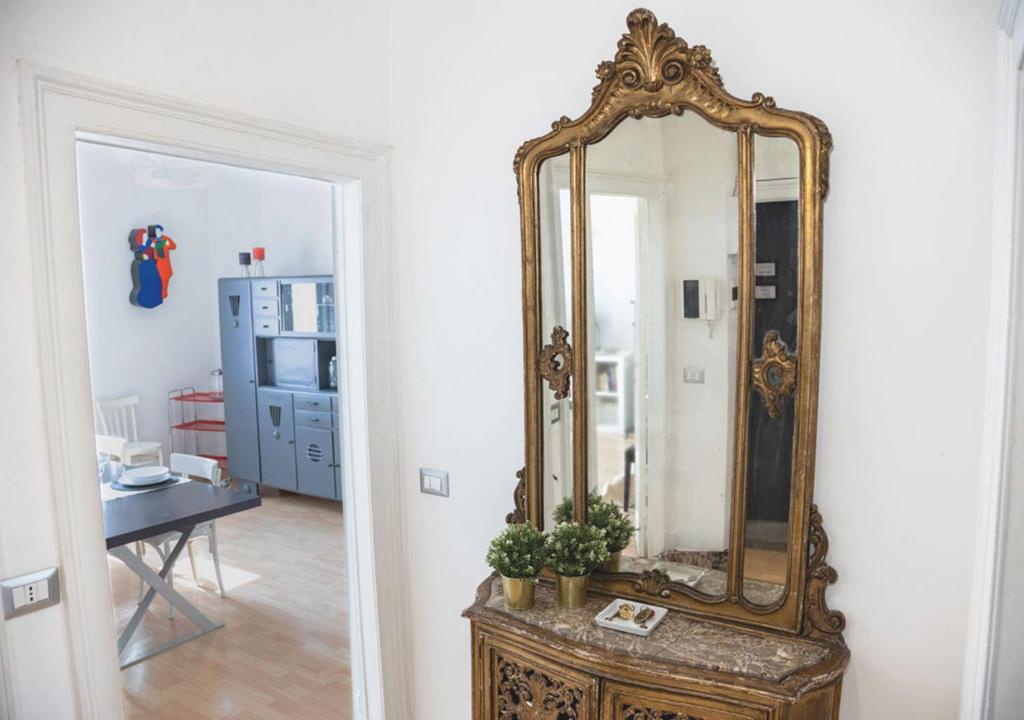 lustro na komodzie w pokoju w obiekcie MILAN stilysh apartment near Metro and Fiera MICO w Mediolanie