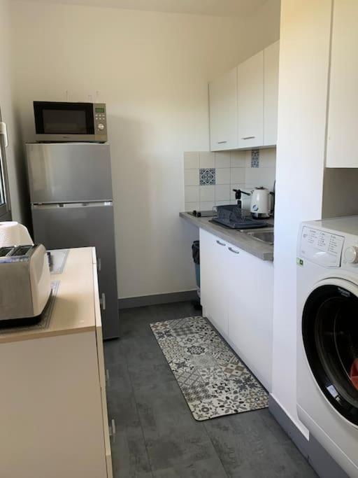 une cuisine avec un lave-linge et un lave-linge dans l'établissement Antibes Quiet studio air-condit-swim. pool tennis, à Antibes