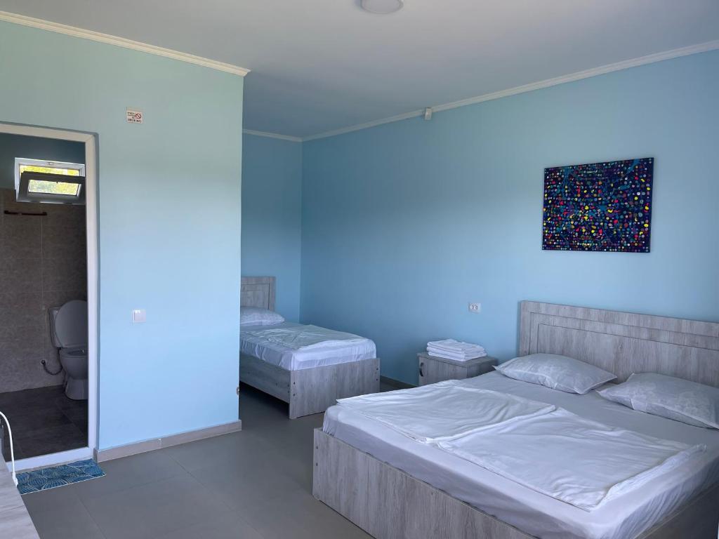 Postel nebo postele na pokoji v ubytování Kolkheti Inn