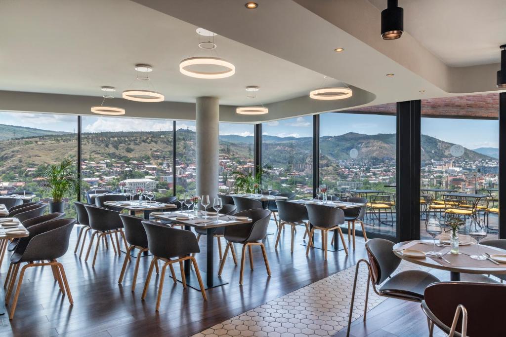 Nespecifikovaný výhled na hory nebo výhled na hory při pohledu z hotelu
