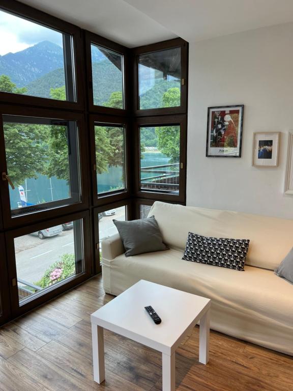 sala de estar con sofá y mesa en residence Miralago 15 cipat 12727, en Molina di Ledro