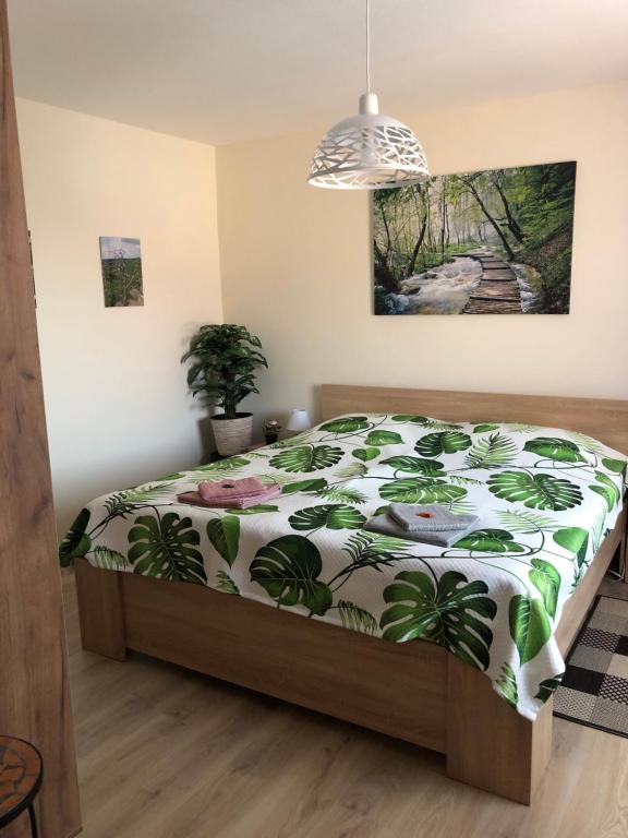 Un pat sau paturi într-o cameră la Panoráma Apartman Felsötárkány