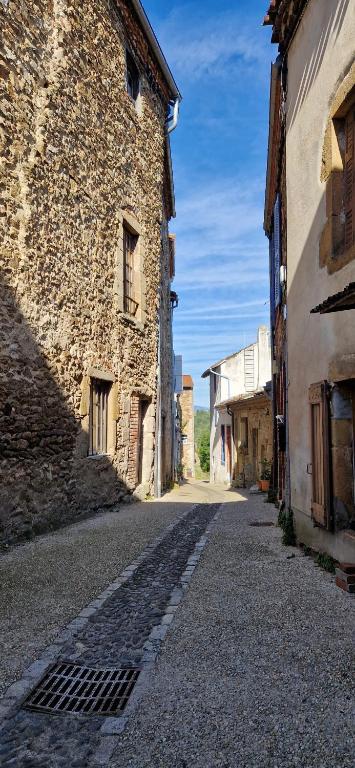 an empty street in an old stone building at La maison du vigneron in Auzon