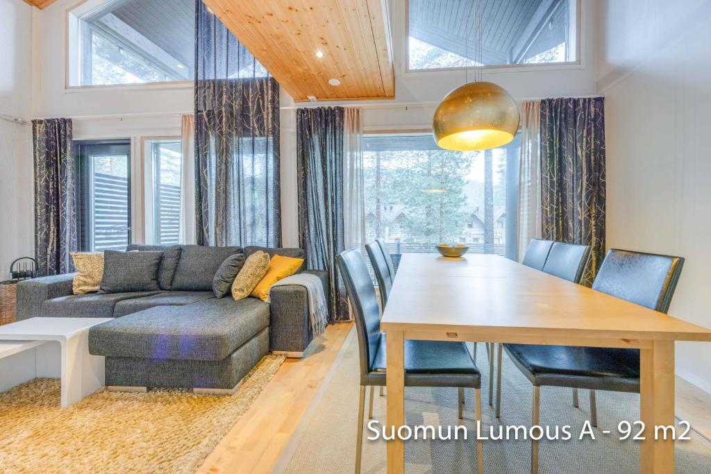 sala de estar con sofá y mesa en Holiday Apartments Suomun Lumous en Suomutunturi