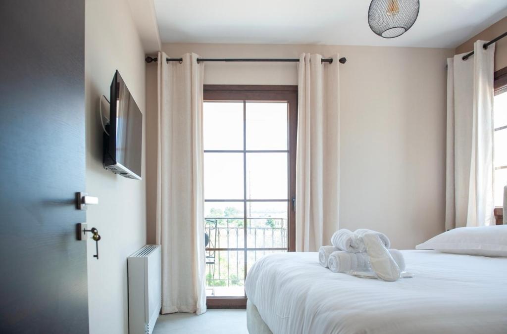 um quarto com uma cama com dois bichos de peluche em Lago Verde em Ioannina