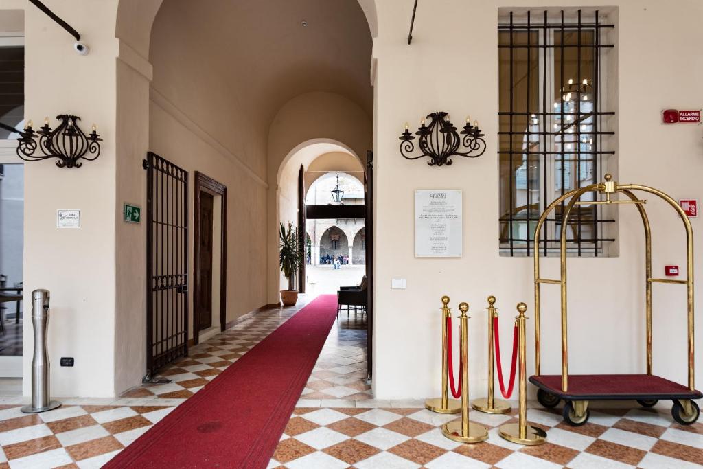 een hal met paraplu's in een gebouw bij Bonacolsi Collection in Mantova