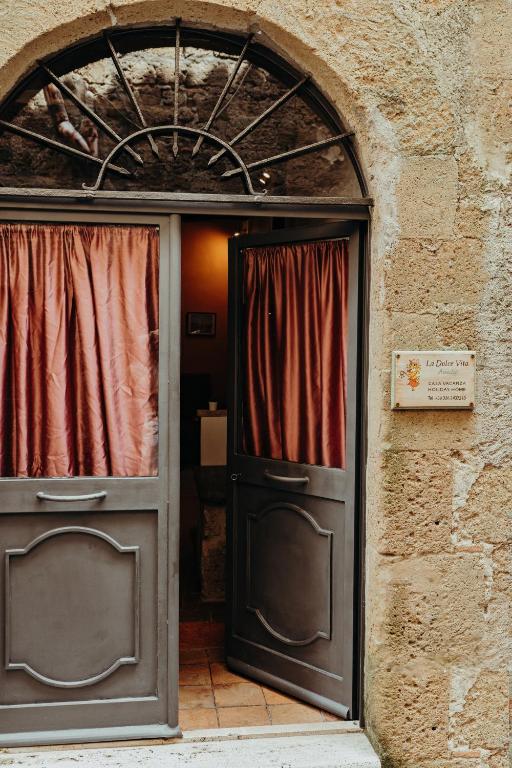 an entrance to a building with a door and a window at Dolce Vita Assedio in Pitigliano