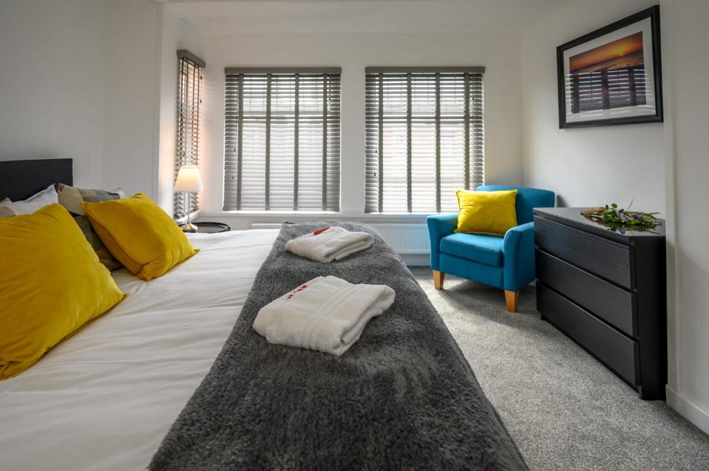 sypialnia z dużym łóżkiem z dwoma ręcznikami w obiekcie Frodo's Folly by StayStaycations w mieście Port Talbot