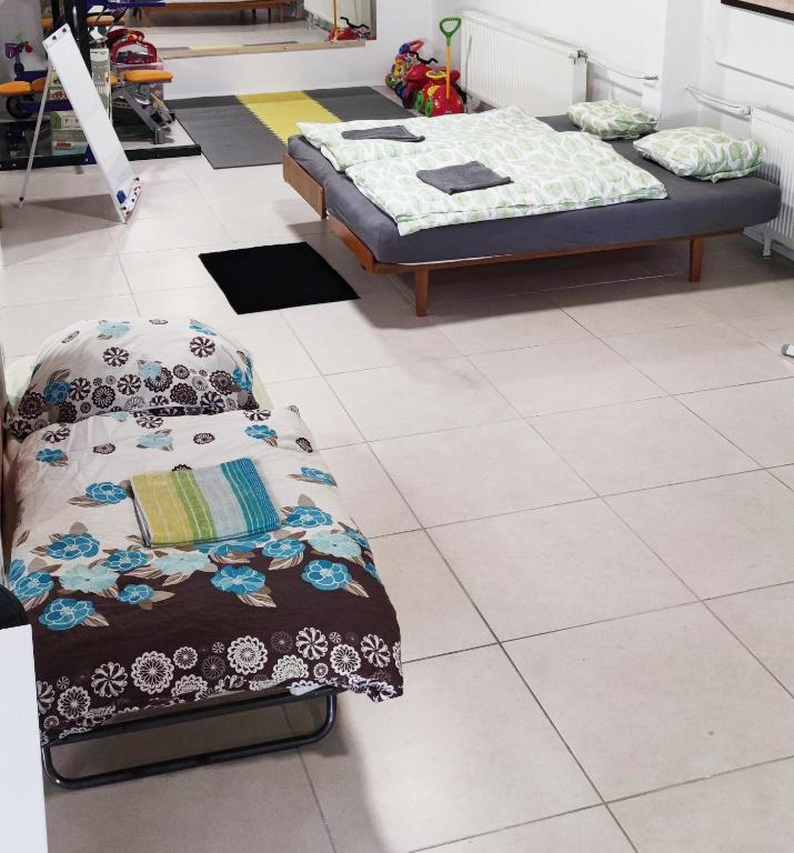 Posteľ alebo postele v izbe v ubytovaní Krásny priestranný slnečný apartmán v centre mesta
