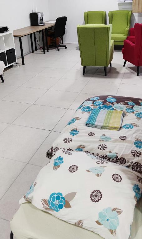 Posedenie v ubytovaní Krásny priestranný slnečný apartmán v centre mesta