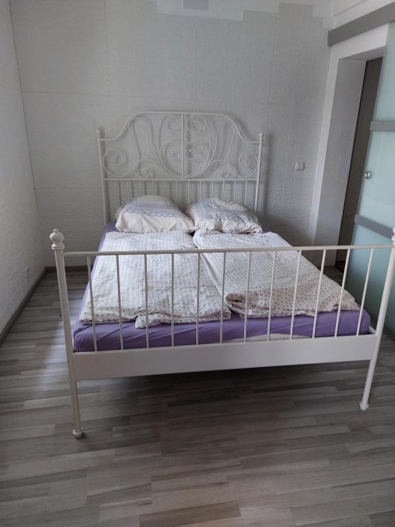 Postel nebo postele na pokoji v ubytování Schöne Wohnung direkt am Bach