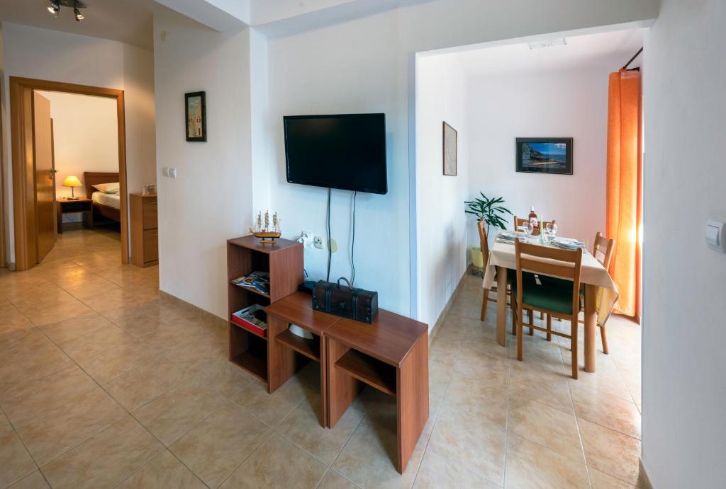 Televízia a/alebo spoločenská miestnosť v ubytovaní Apartment Anamaria with Seaview