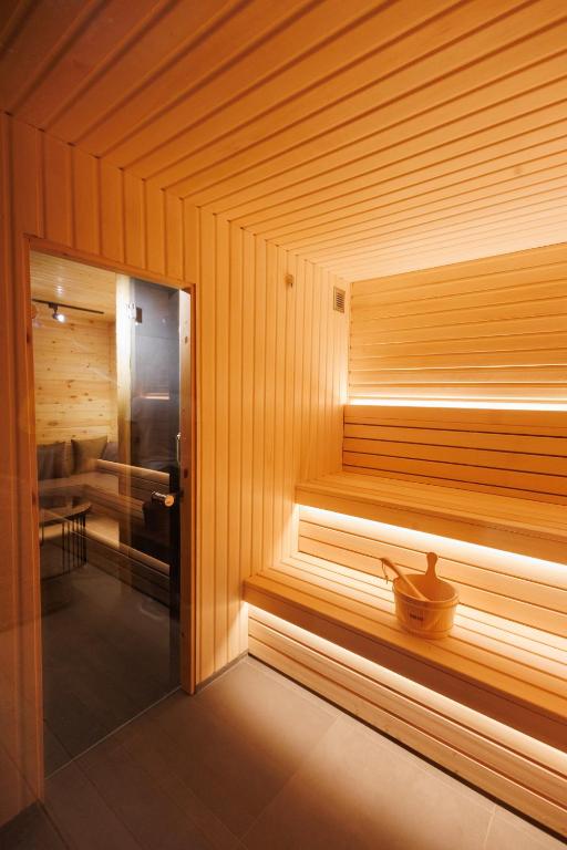 塞凡Garden Inn Resort Sevan的一个带木墙和门的桑拿浴室