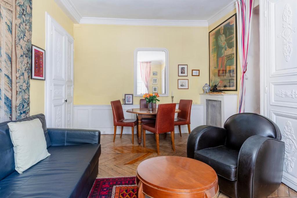 - un salon avec un canapé et une table dans l'établissement Paris St Germain Charming, à Paris