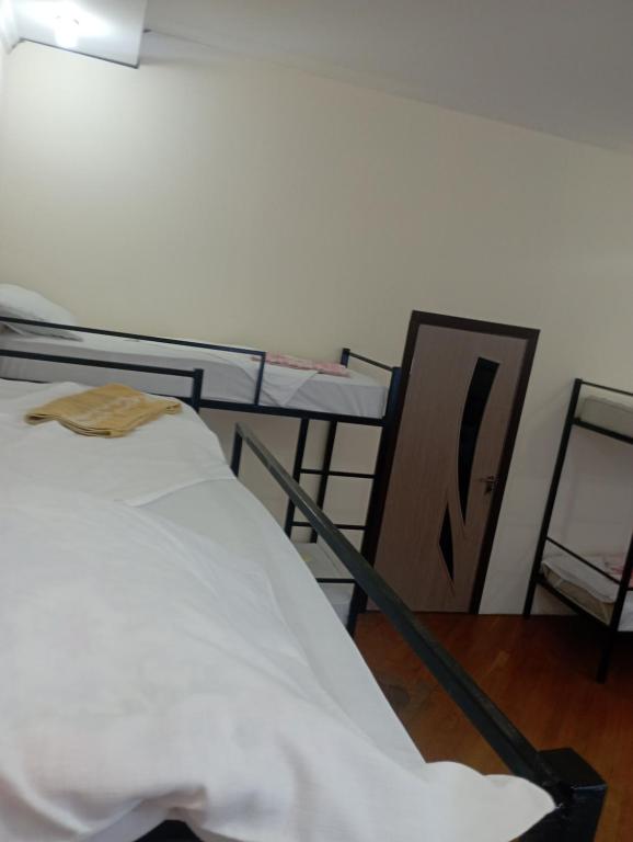 Postel nebo postele na pokoji v ubytování Art House Hostel Aleksandr