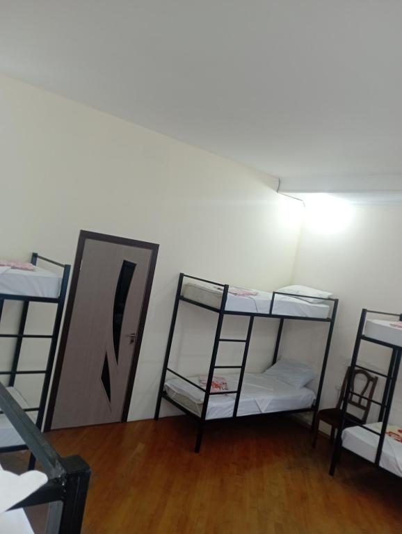 Postel nebo postele na pokoji v ubytování Art House Hostel Aleksandr