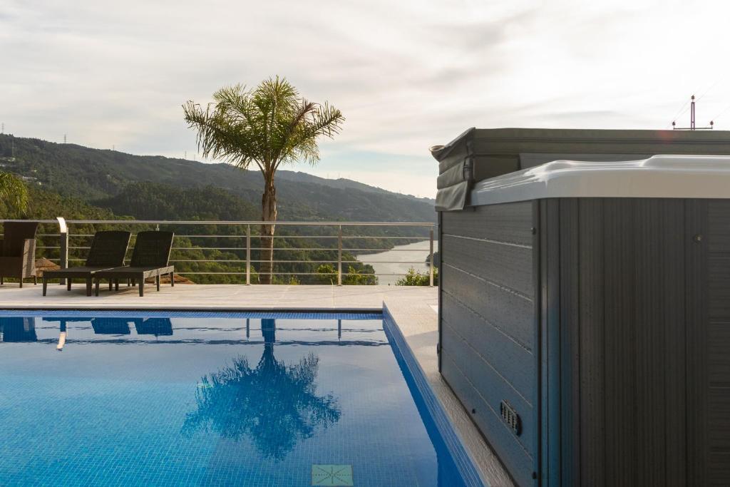 uma piscina com vista para uma montanha em Quinta Flor de Lis, Gerês em Vieira do Minho