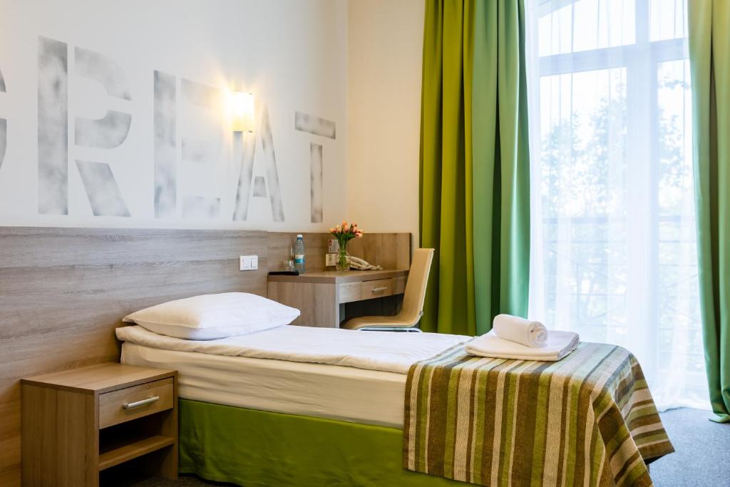 Postel nebo postele na pokoji v ubytování PracticOtel