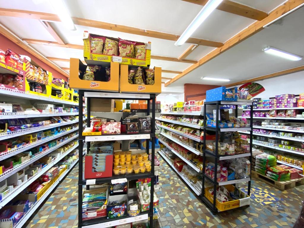 Supermarket nebo jiné obchody v  penzionu nebo okolí