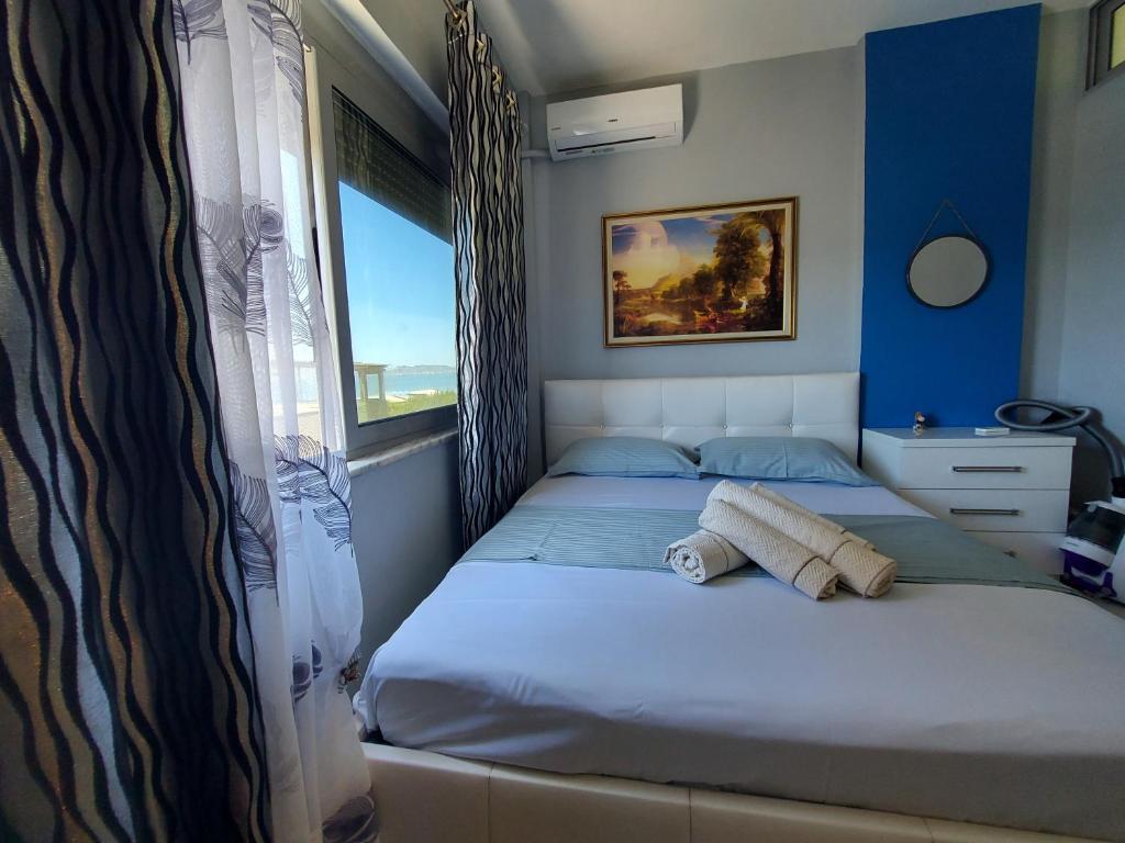 2 camas individuais num quarto com uma janela em ADRIATIC Seaview Apartments em Durrës