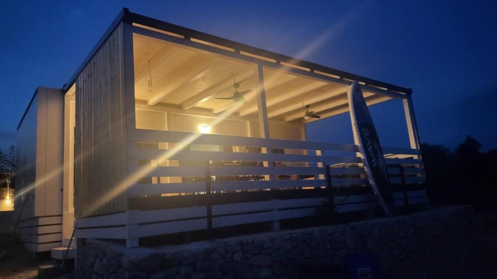 un bâtiment dont la lumière brille la nuit dans l'établissement Ahoi Haus Duo, à Drage