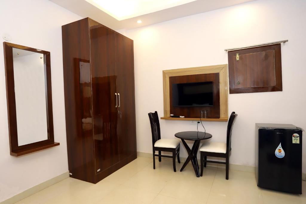 TV a/nebo společenská místnost v ubytování VRINDAVAN GUEST HOUSE